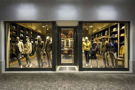 Vetrine di negozi di abbigliamento sportivo