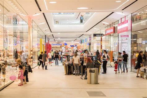 Immagine di un centro commerciale con persone che fanno acquisti