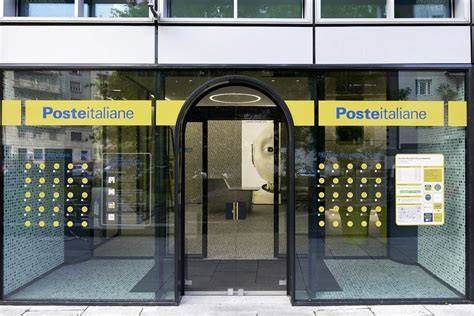 ufficio postale moderno con personale