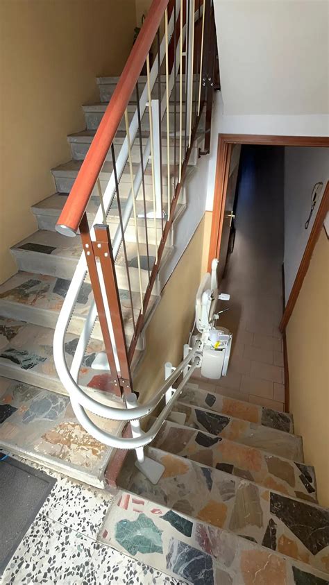 Scala curvilinea con montascale installato