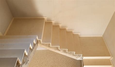 Dettaglio di scala in marmo con montascale