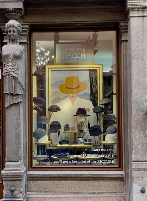 Vetrina di un negozio di ausili ortopedici