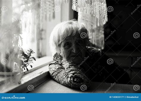 Anziana donna in una situazione di solitudine