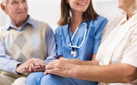 Professionisti sanitari che assistono un anziano