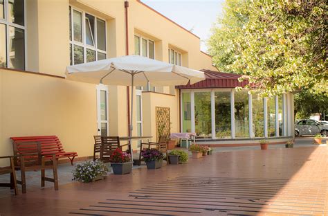 Esterno di una residenza per anziani accogliente