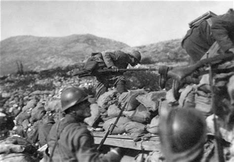 Soldati italiani in trincea