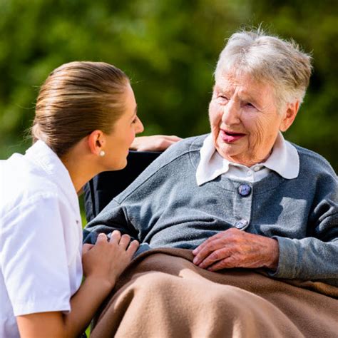 Personale sanitario che assiste un anziano in una RSA