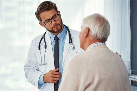 Medico che visita un paziente con problemi di mobilità