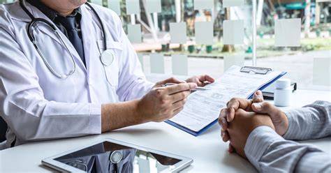 Team medico che discute un caso clinico