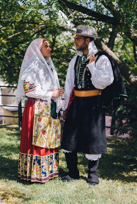 Fratelli religiosi in abito tradizionale