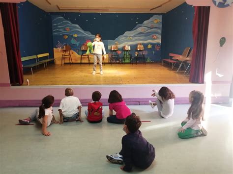 Bambini che recitano in un corso di teatro