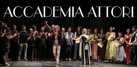 Attori in un'aula di recitazione
