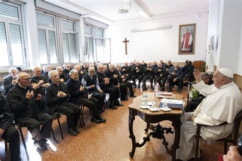 Un gruppo di sacerdoti anziani in preghiera