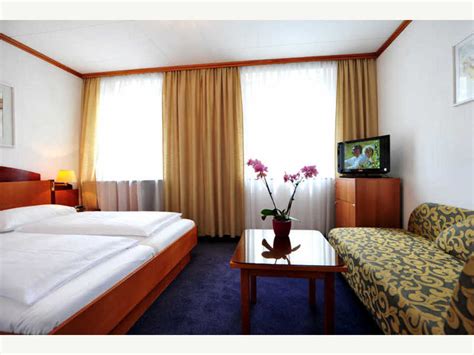 Interno di una camera arredata con gusto presso l'Hotel Pension Alla Lenz