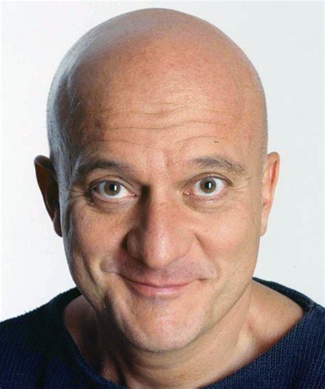 Claudio Bisio con microfono