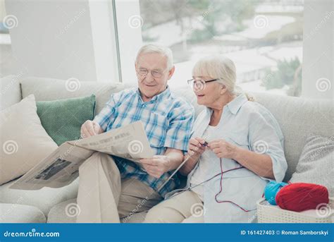 persone anziane in un salotto confortevole