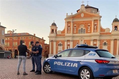 Illustrazione del processo di accompagnamento di un minore fermato dalla polizia