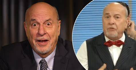 Un membro dello staff che parla con un ospite