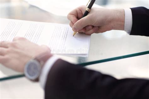 Persona che firma un contratto di lavoro