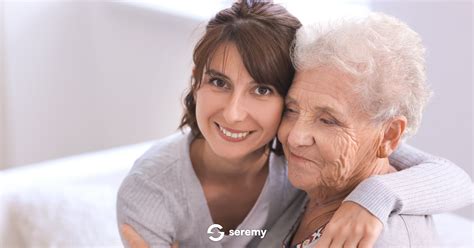 Anziano che riceve assistenza da un caregiver