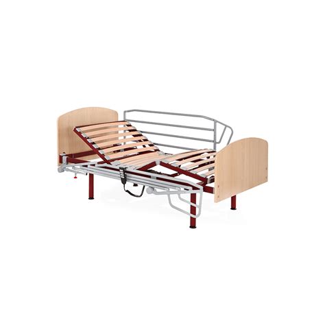 Persona anziana che utilizza un telecomando per regolare un letto elettrico