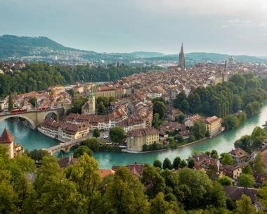 Vista di una città svizzera con edifici moderni e parchi verdi