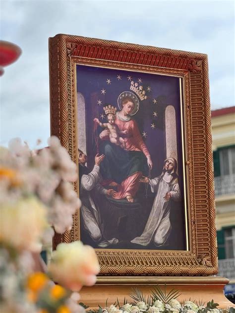 Fedeli in preghiera davanti al Santuario di Pompei