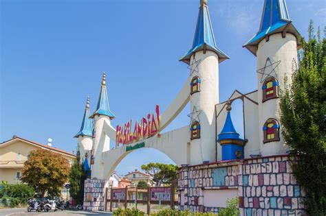 Ingresso di Fiabilandia con la sua caratteristica architettura fiabesca