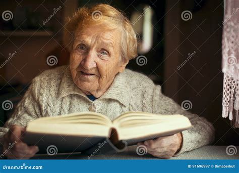 Anziana che legge un libro