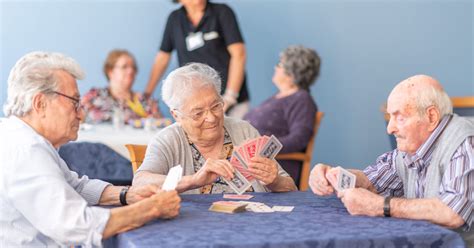 Anziani che partecipano ad attività di gruppo in una RSA