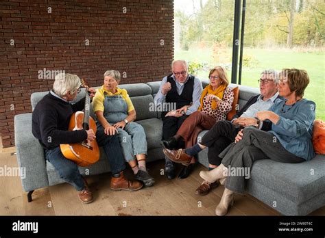 Anziani che interagiscono in un ambiente confortevole