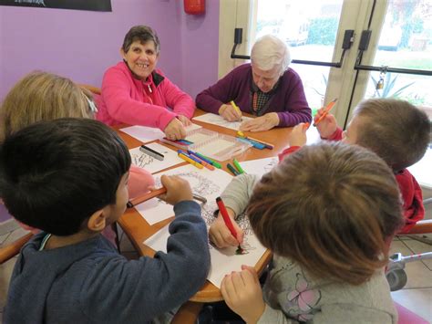 Bambini e anziani che disegnano insieme