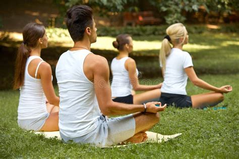 Persone che meditano in un bosco