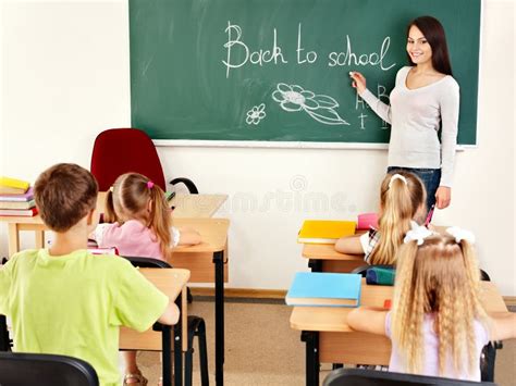 Docente che lavora alla lavagna