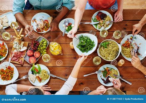 Persone che mangiano in un letto d'ospedale