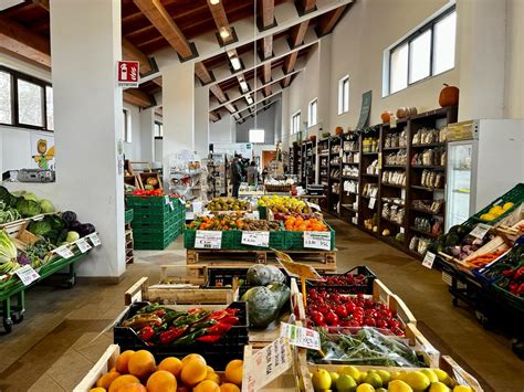 Immagine di un mercato con prodotti freschi e colorati