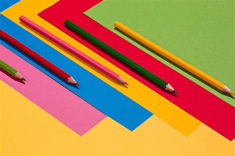 Matite colorate e fogli di carta