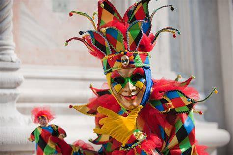 Anziano che colora una maschera di carnevale