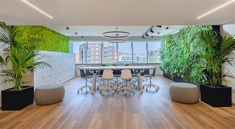 Un ufficio accogliente con personale disponibile