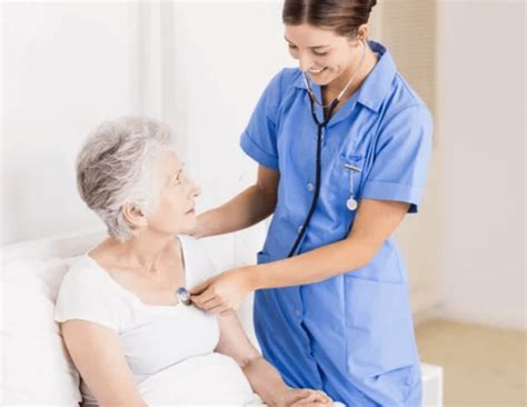 Un anziano sorridente che partecipa a un'attività di gruppo in un luminoso salone