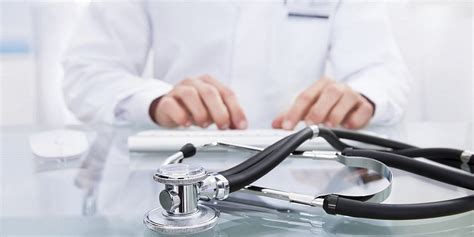 Medico che consulta linee guida cliniche su un tablet