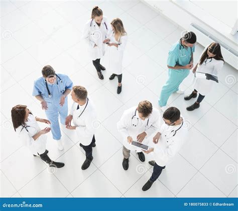 Illustrazione di un team di medici che discutono un caso