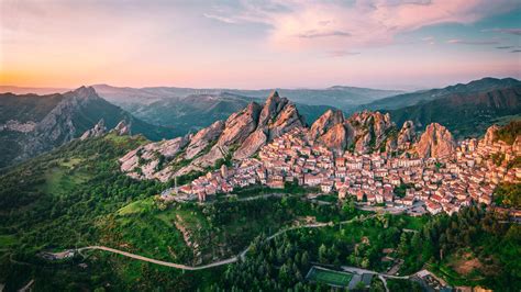 Paesaggio della Val d'Agri con case tradizionali