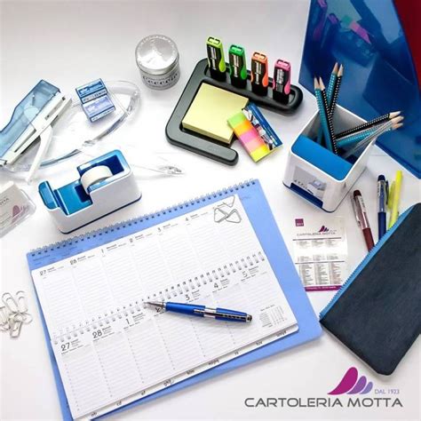 Scrivania d'ufficio con materiali di cancelleria e computer