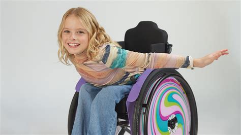 Bambino sorridente su una carrozzina Kidevo personalizzata