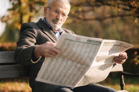 Uomo anziano che legge un annuncio su un giornale