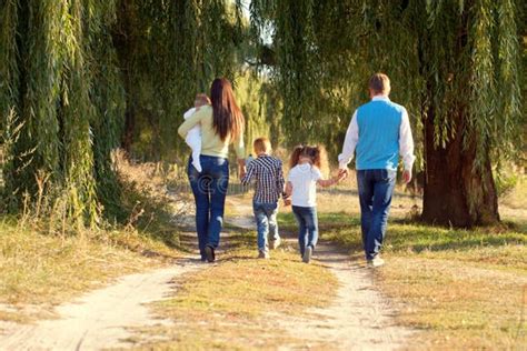 Famiglia unita che passeggia nel parco