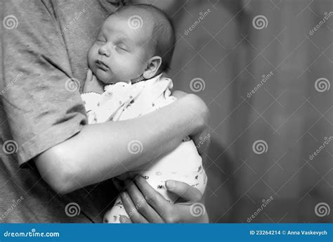 Genitore che abbraccia un bambino