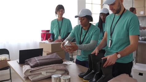 Volontari che distribuiscono aiuti a migranti