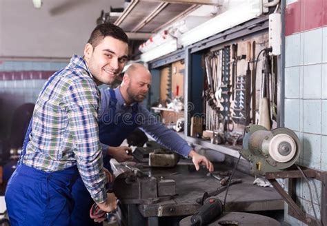 Uomini che lavorano in un campo agricolo